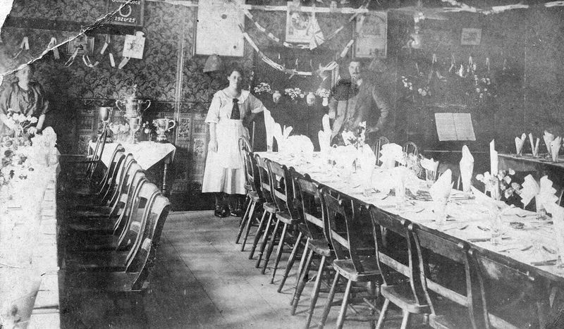 File:Upstairs Red Lion.jpg