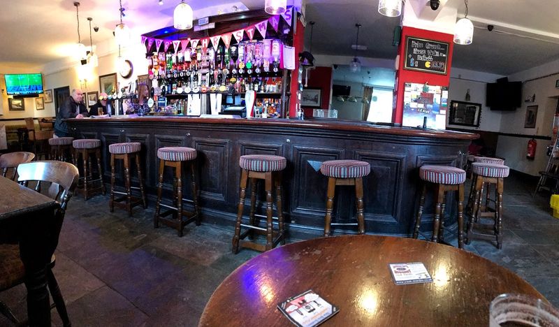 File:Lamb Inn Inside.jpg